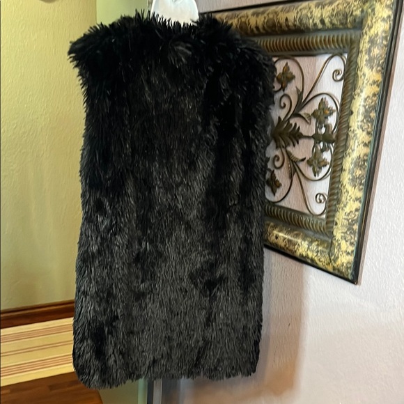 ❇️NWOT Angie Black Luxurious Faux Fur Vest - Stunning/ longer length Sz L - Picture 7 of 12